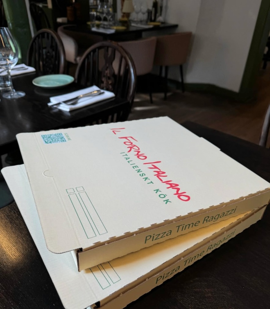 Custom-printed Il Forno Italiano pizza boxes ready for delivery